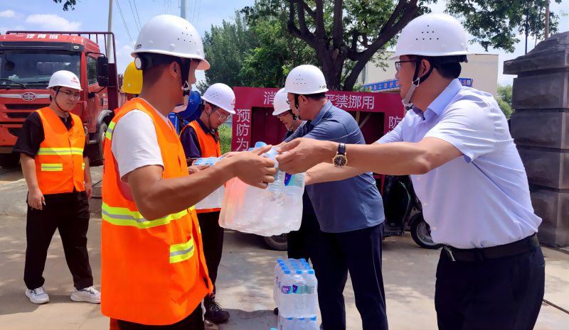 Biroul pentru locuințe și dezvoltare urbană-rurală din districtul Jimo a mers la Inwent Auto Parts Industrial Park inspectarea și cercetarea proiectului și a desfășurat activități de șantier „Aduceți răcoare”